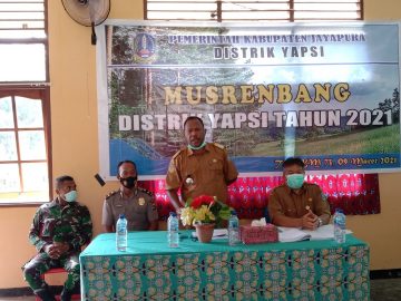 Kepala DIstrik Yapsi Seteven Ohee S.IP DIdampingi oleh Kabid Sosbud Bappeda Kabupaten Jayapura dan Perwakilan TNI/POLRI
